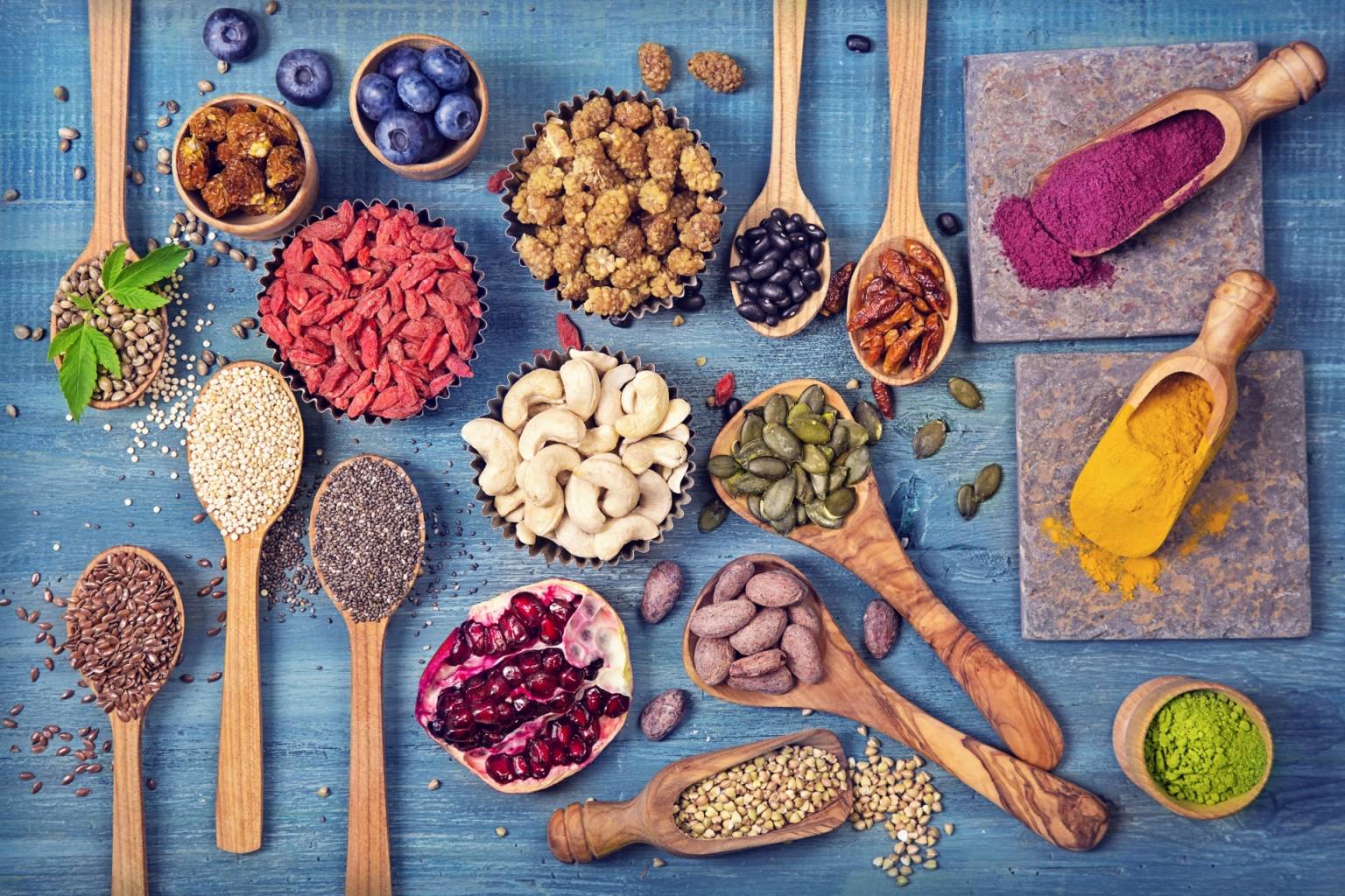 Czy superfood to superżywność czy supermarketing? Sprawdź, czy superfoods, takie jak jagody goji i młody jęczmień, są warte uwagi.