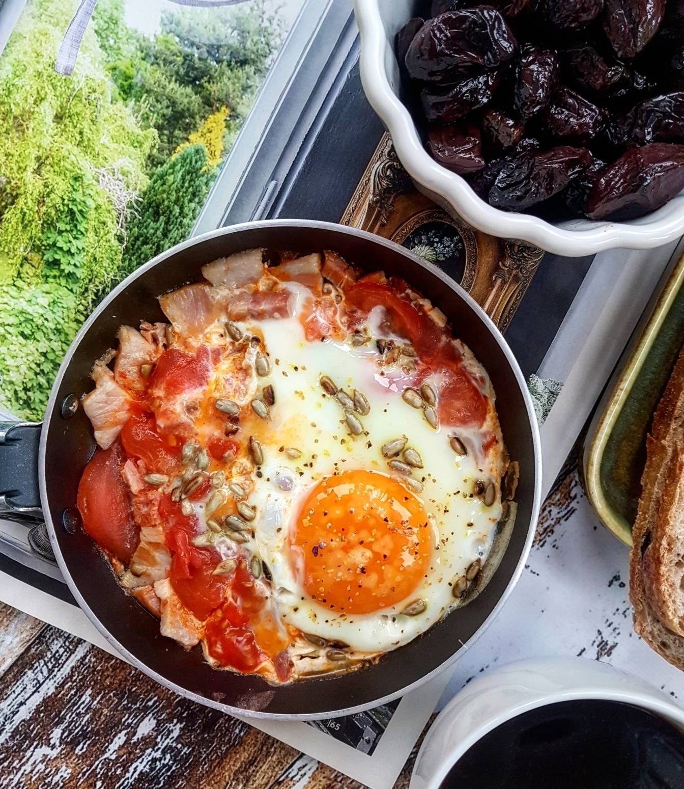 Szakszuka z boczkiem, parmezanem i prażonymi pestkami słonecznika - przepis Agnieszki Żelazko.