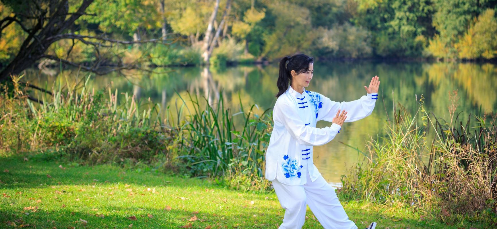 Qigong, czyli jak osiągnąć długowieczność. Azjatka trenuje Qigong lub Tai chi.
