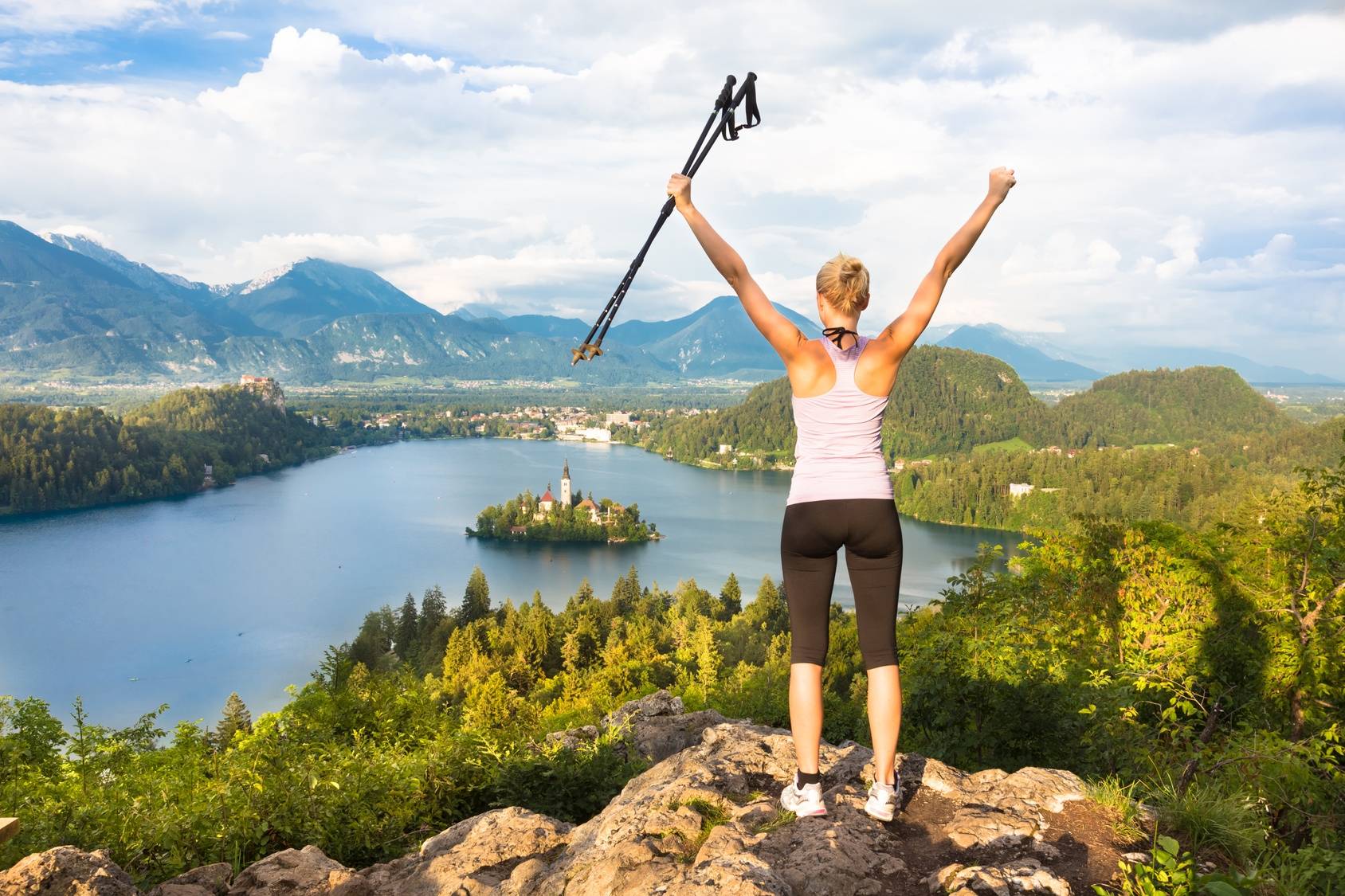 Nording walking jako jedna z metod rehabilitacji. Kobieta uprawia nordic walking w górach.