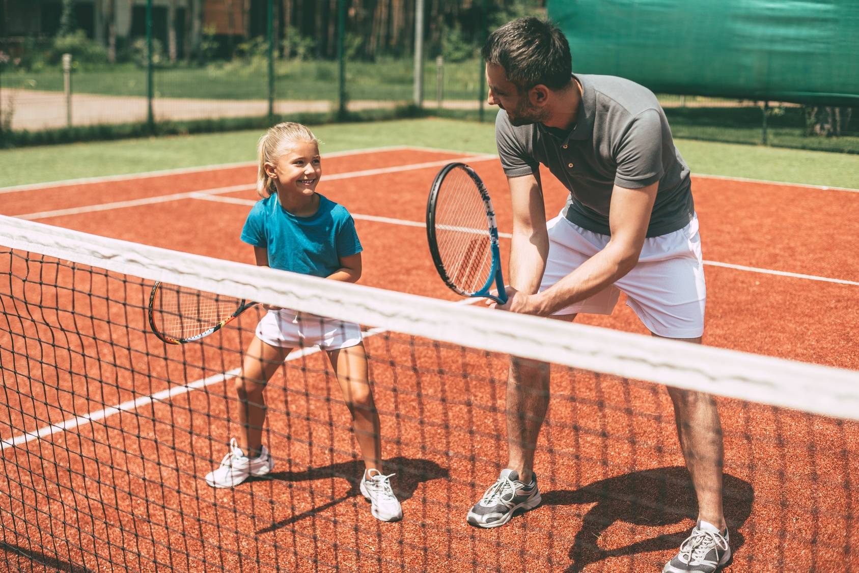Dziewczynka na treningu tennisa - jak skomponować jadłospis dla trenującego dziecka?