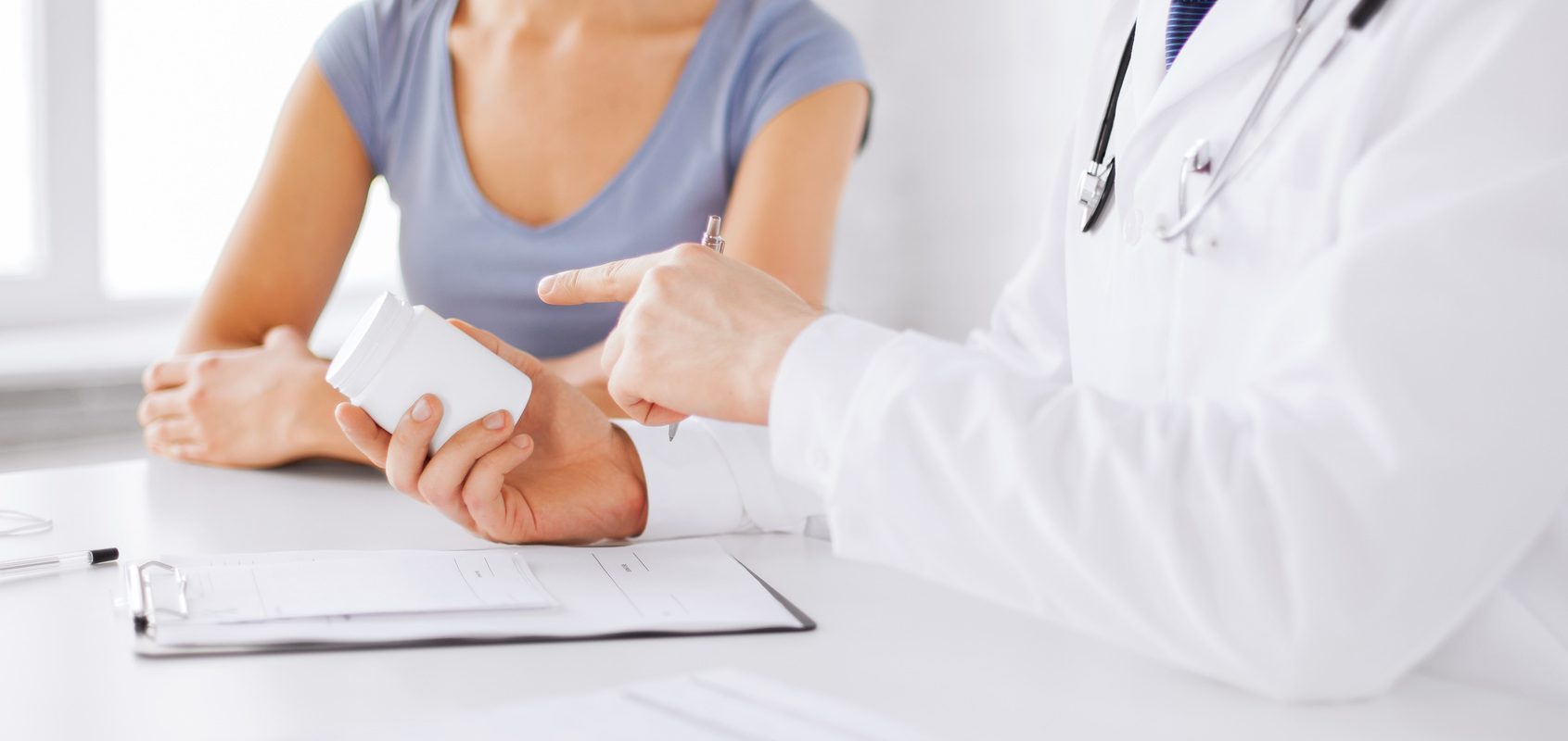 Badania kliniczne - czy są bezpieczne i czy brać w nich udział? Kobieta w gabinecie lekarskim podczas testów klinicznych.
