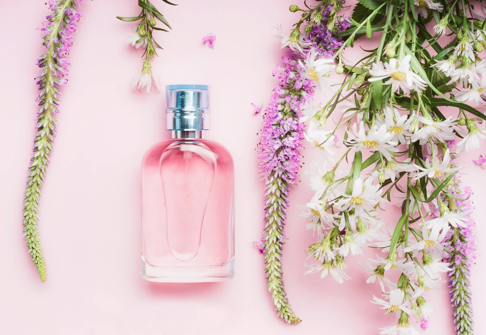 Zapachy w perfumach i kosmetykach - czy są szkodliwe? Jak unikać alergii kontaktowej?