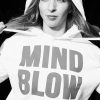 Zofia Szawernowska, psycholog sportu, mistrzyni świata w grappingu, stoi na środku kadru, w białej bluzie z napisem Mind Blow.