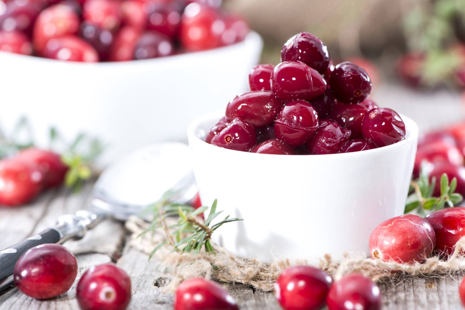 Polskie superfoods - żurawina świeża w białych miseczkach.
